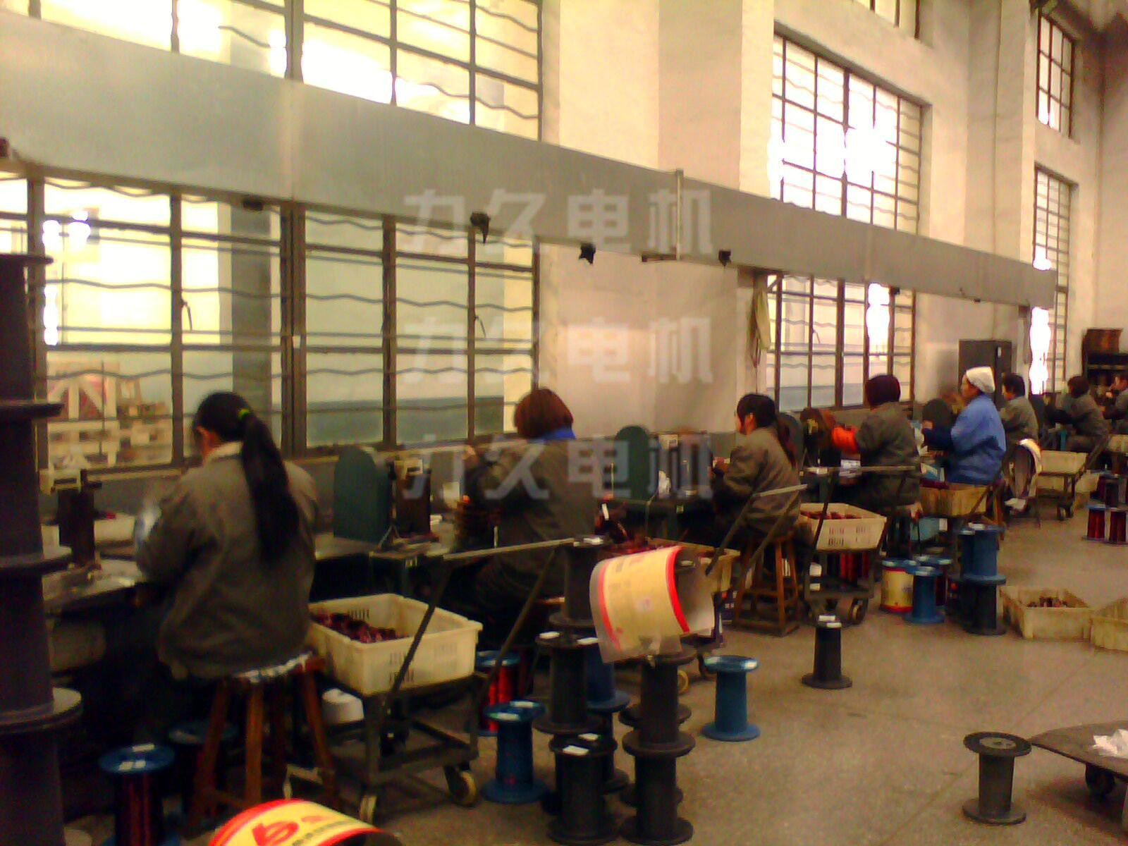 力久電機認真工作的女工 力久電機認真工作的女工