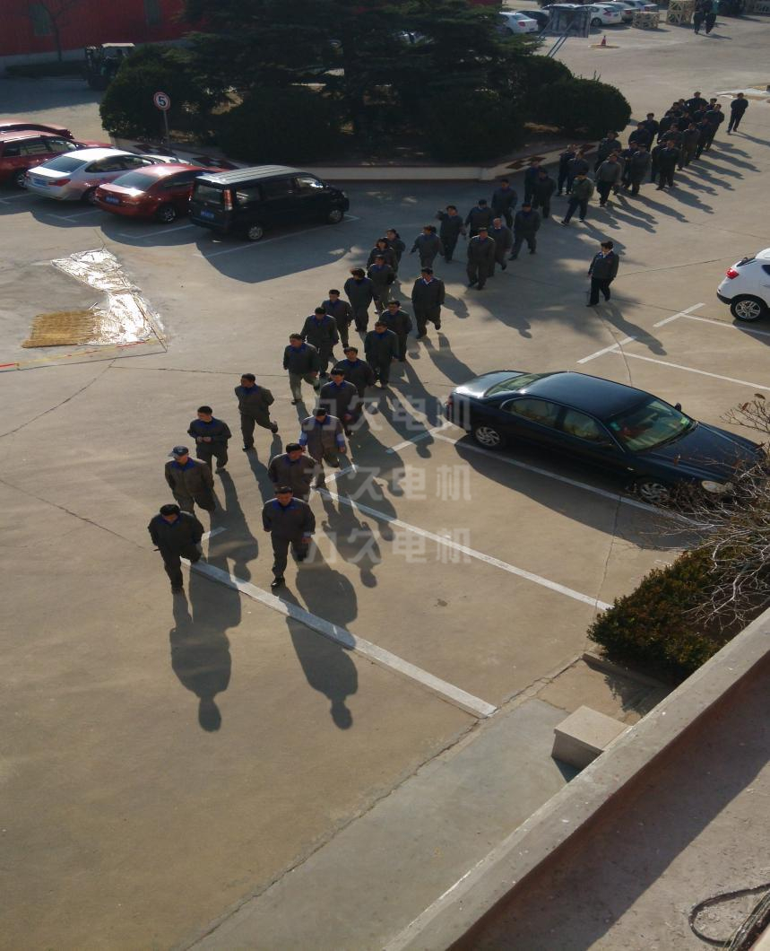 力久電機參加培訓人員排隊參訓 力久電機參加培訓人員排隊參訓