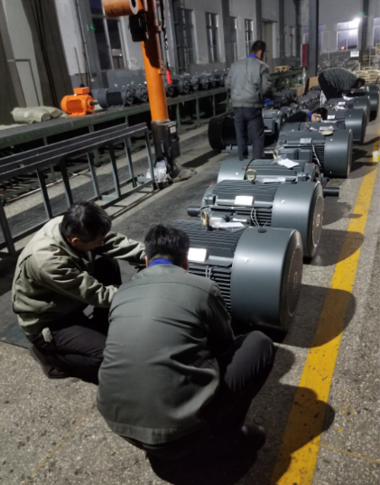 冬天車間加班趕進度 冬天車間加班趕進度