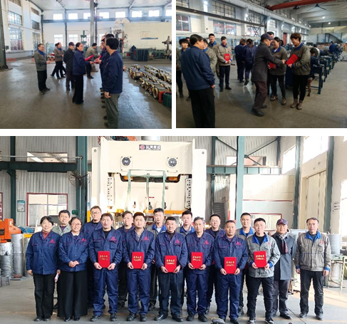 公司領導為技術能手頒獎 公司領導為技術能手頒獎