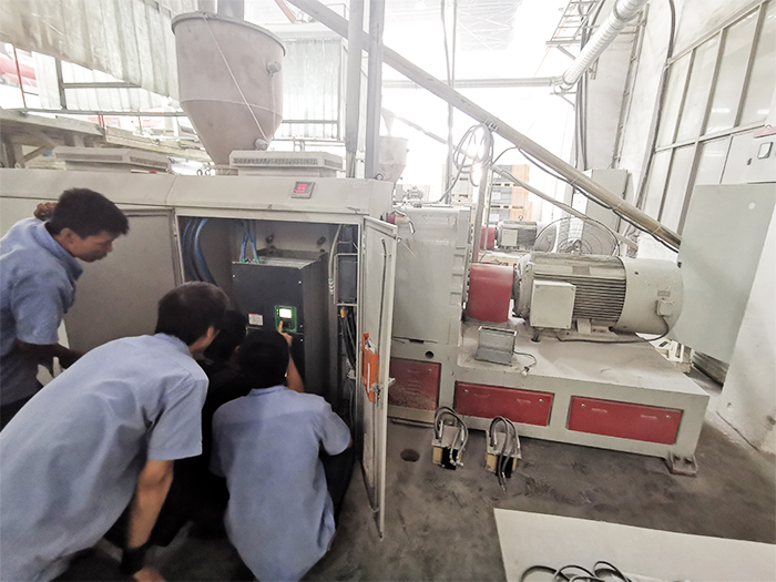 塑料擠出機械高效永磁同步變頻電動機應用案例